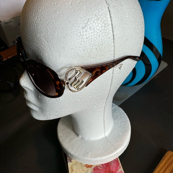 Elegant women’s Sunglases - Picture 2 of 3